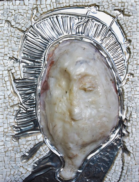 reduced-cropped-white-in-blue-frame-red